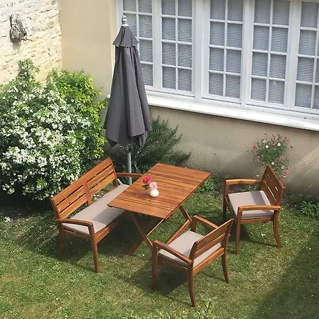 La Tour Louise Bed & Breakfast 2*